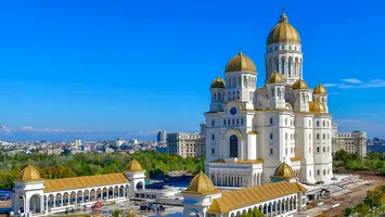 Între cruce, putere și mulțime: radiografia fenomenului religios din România