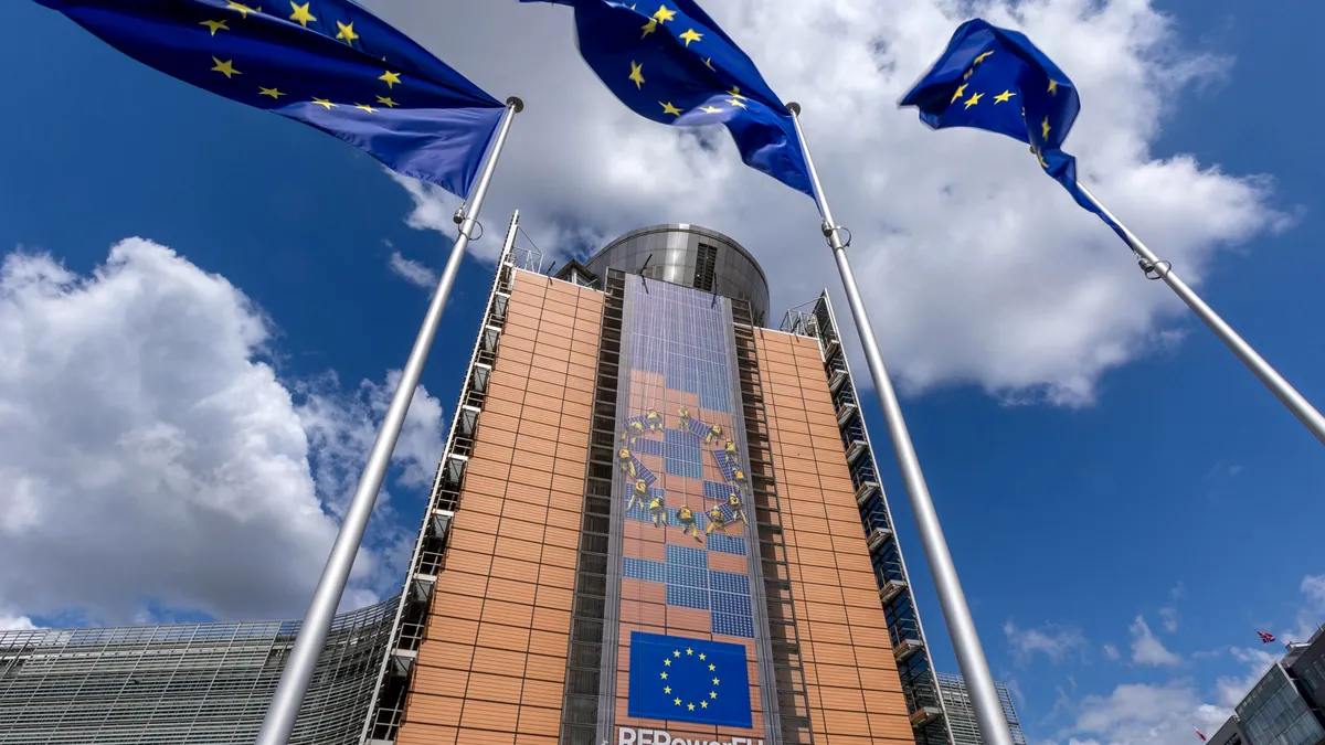 UE va permite instalarea de programe spion pe telefoanele jurnaliştilor