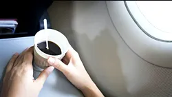 Despăgubiri de mii de euro pentru o cafea în avion. Ce a păţit o femeie la bord