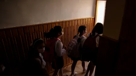 O profesoară de muzică anti-vaccin sperie copiii din Botoşani. Femeia, înregistrată când le spunea elevilor că vaccinul anti-COVID te transformă în legumă. Reacția ministrului Cîmpeanu