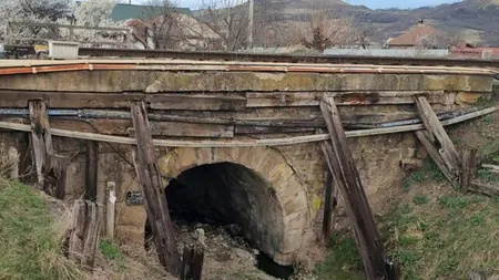 Un pod CFR din judeţul Bacău, în pericol de prăbuşire. Acesta stă sprijinit în proptele din lemn putrezite