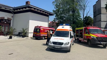 Teroare la locul de joacă. Tavanul s-a prăbușit peste copii și părinți (Video)