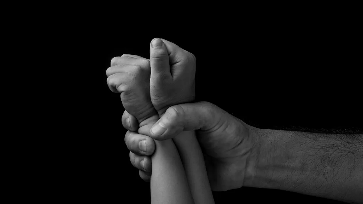 Două minore din Brașov, obligate să se prostitueze. Banda de proxeneți a profitat de tinerele lipsite de suport familial și dependente de droguri