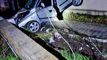 Accident spectaculos într-un sat din Giurgiu: a intrat cu mașina în peretele unei case