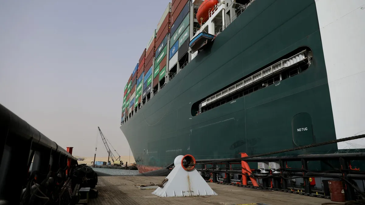 Vasul care a paralizat traficul prin Canalul Suez blochează transporturi maritime de 9,6 mld. dolari pe zi