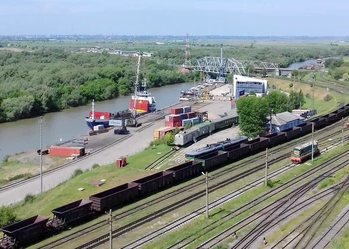 Portul Giurgiulești este situat în zona vărsării Prutului în Dunăre