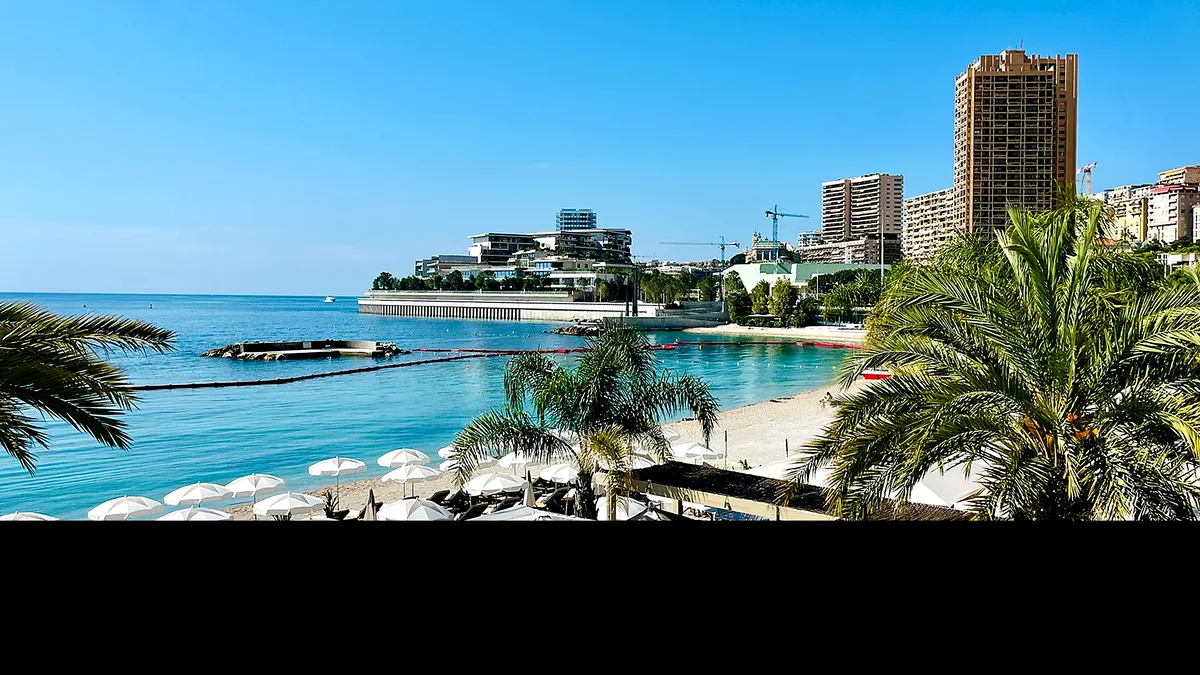Europa, mai bogată cu un cartier de lux. Este construit direct pe mare
