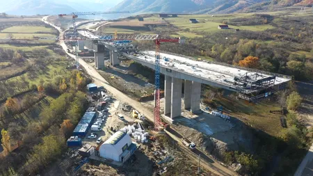 Peste 1000 de persoane şi 250 de utilaje mobilizate la lucrările de pe Autostrada Sibiu-Piteşti