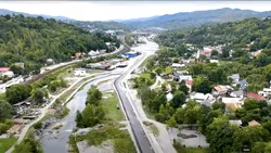(VIDEO) Dorel a revenit în acțiune pe Valea Prahovei. Noua centură de la Comarnic a blocat accesul într-un cartier a 250 de familii