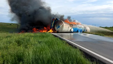 Cisternă cu motorină în flăcări, după ce s-a răsturnat pe un drum național din Brăila