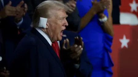 Donald Trump a intrat în convenţia republicană cu un bandaj pe urechea dreaptă