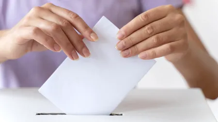 Cursurile din școlile cu secții de votare pot fi suspendate luni, prin decizia Consiliului de Administrație