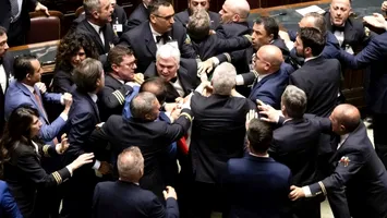 Bătaie în parlamentul italian: Zeci de deputați au agresat un parlamentar din opoziție. Acesta a fost evacuat în scaun cu rotile