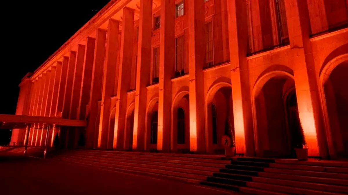 Palatul Victoria, în roșu, în această seară!
