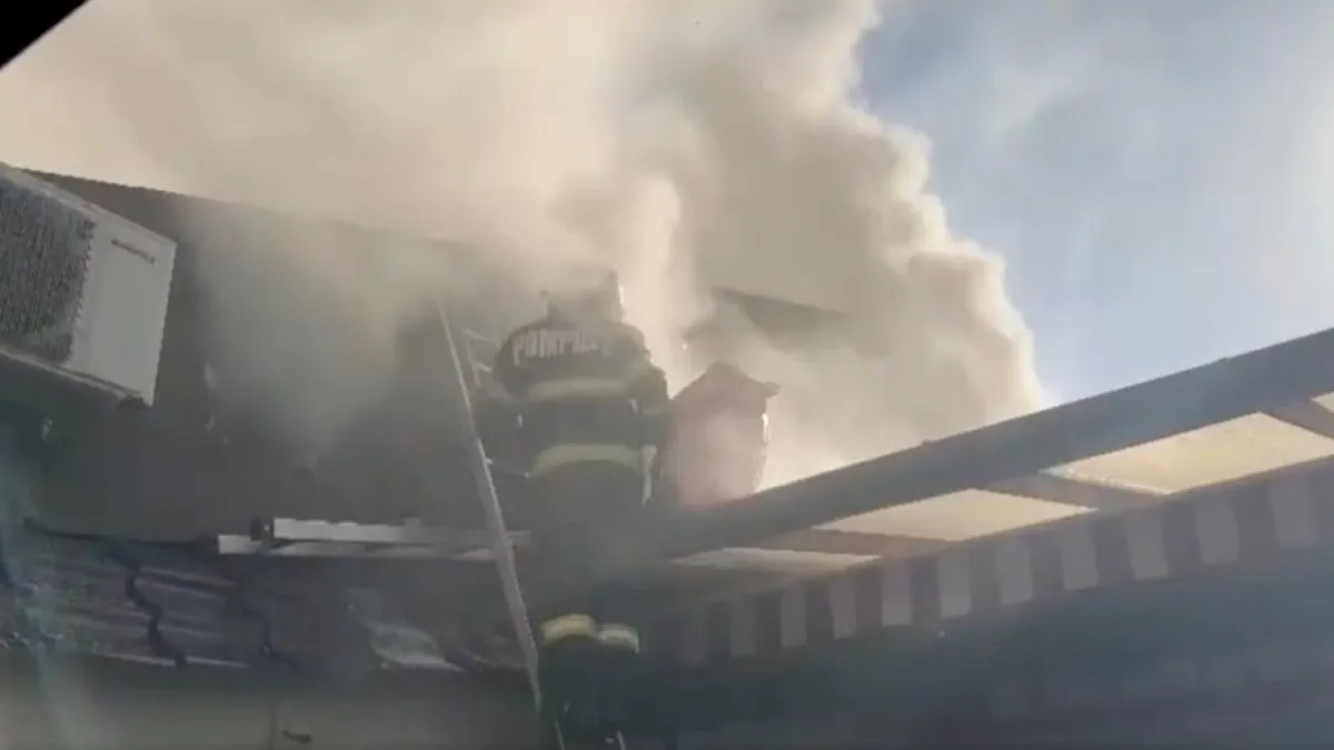 Incendiu devastator la un complex comercial din Ploiești. A fost emis mesaj RO-Alert
