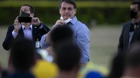 Președintele brazilian le-a vorbit susținătorilor cu masca trasă sub bărbie. Jair Bolsonaro este INFECTAT cu Covid-19