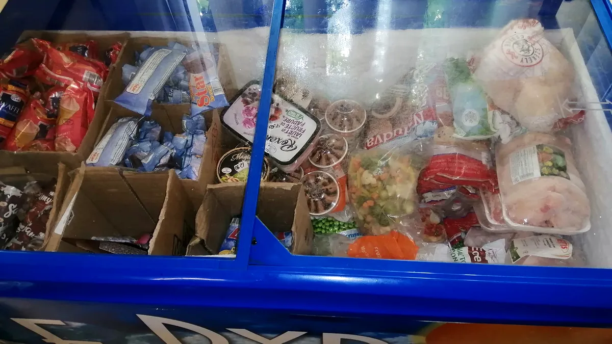 Produse alimentare expirate de doi ani, la raft