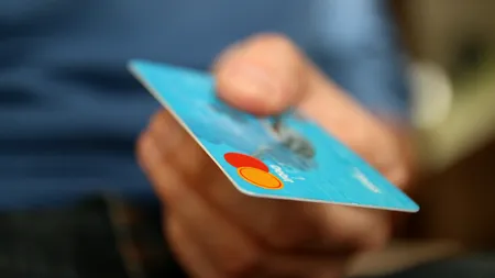 Românii preferă plata cu cardul când primesc acasă colete de la curier
