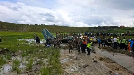 Un avion cu 19 persoane la bord s-a prăbușit în Nepal. Pilotul, singurul supraviețuitor