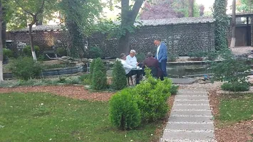 Relaxare în Kiseleff: Greii PSD, la un pahar de apă și la o țigară, lângă arteziană