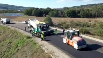 Începe asfaltarea secţiunii 4 a autostrăzii Sibiu – Piteşti. Circulaţia ar putea fi deschisă mai devreme de 2027