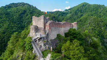 Urșii au luat în stăpânire un obiectiv turistic. Cetatea la care, momentan, s-au suspendat vizitele