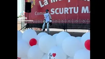 Spectacol cu robot dansator pe manele, la zilele unei comune din Teleorman, fără canalizare  (VIDEO)