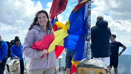 Cum s-au pozat Carmen și Klaus Iohannis pe Vârful Moldoveanu. Președintele, într-o ipostază inedită