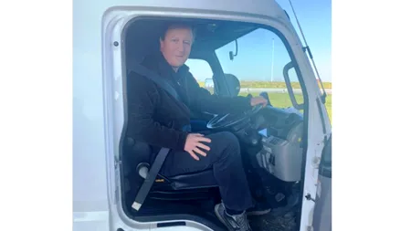 Fostul premier David Cameron se duce cu camionul cu ajutoare în Ucraina