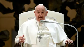 Gladiatorul Russel Crowe deplânge moartea Papei Francisc. I se alătură, în tristețe, alți mari artiști
