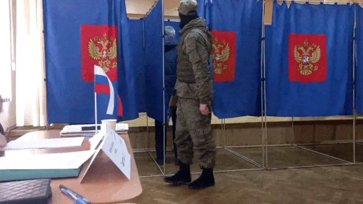 Rușii votează cu soldați înarmați în cabinele de vot! VIDEO nebun