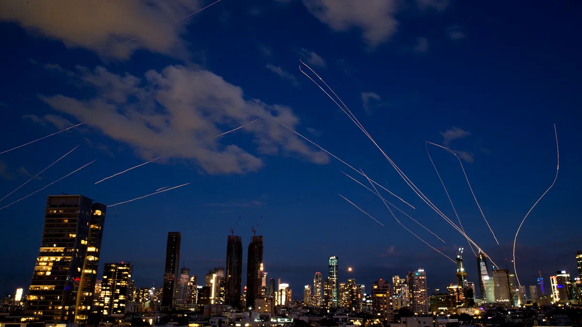 Dubai, paralizat de atacurile Iranului. Exod pe șosele și jeturi private la preț triplu