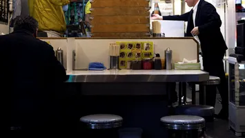 Avere făcută cu furturi de la muncă. Un român şi-a însuşit sute de mii de euro de la restaurantul la care lucra