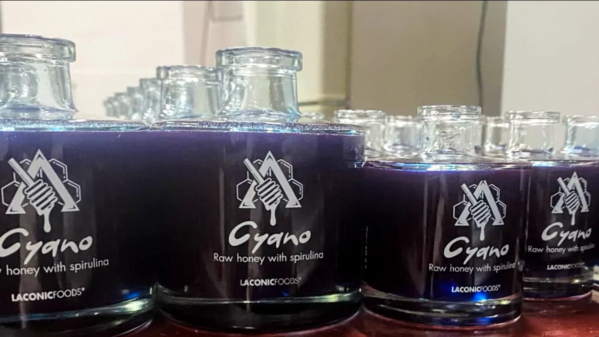 Prima miere albastră din lume se pregătește să ajungă pe piața din România. Ce conţine