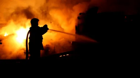 ISU Dobrogea: Nu s-a cerut autorizaţie de securitate la incendiu pentru blocul în flăcări