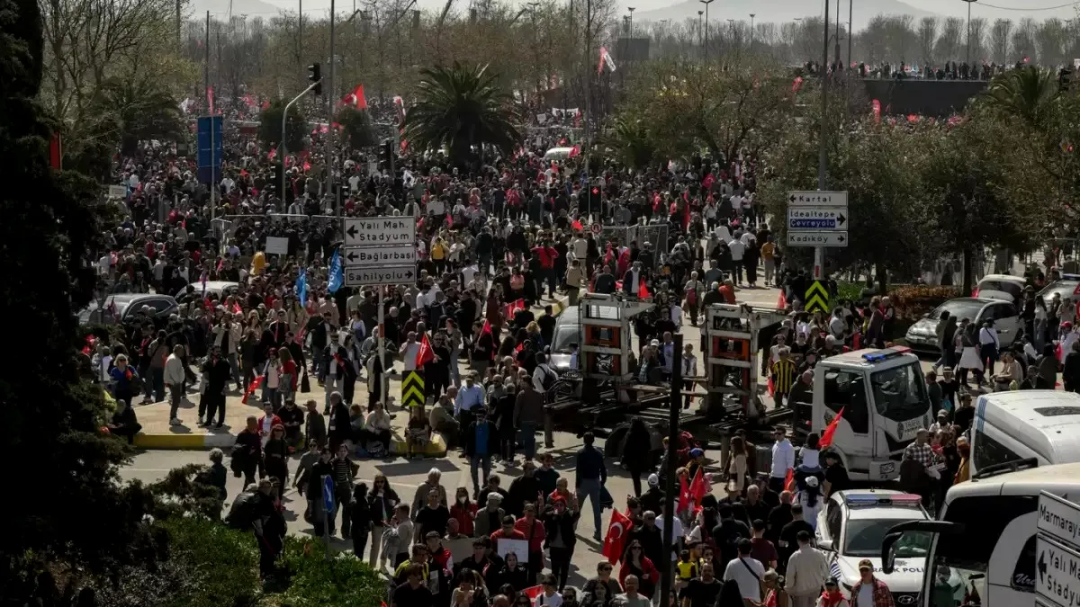 Două milioane de manifestanți pe străzile Istanbulului. Ei cer eliberarea primarului Imamoglu