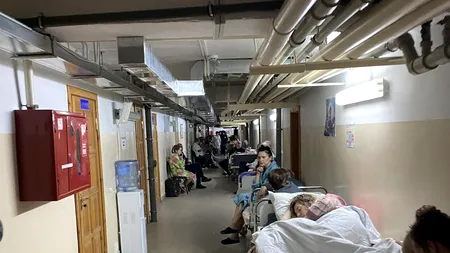 Mame și bebeluși nou-născuți, evacuați din maternitate din calea bombelor și mutați într-un buncăr antiaerian