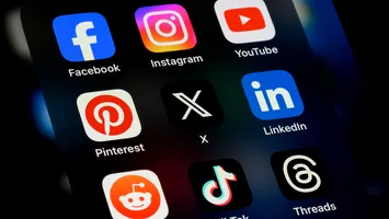 Guvernul Bolojan susține legile care sancționează dur platformele digitale, în ciuda avertismentelor UE