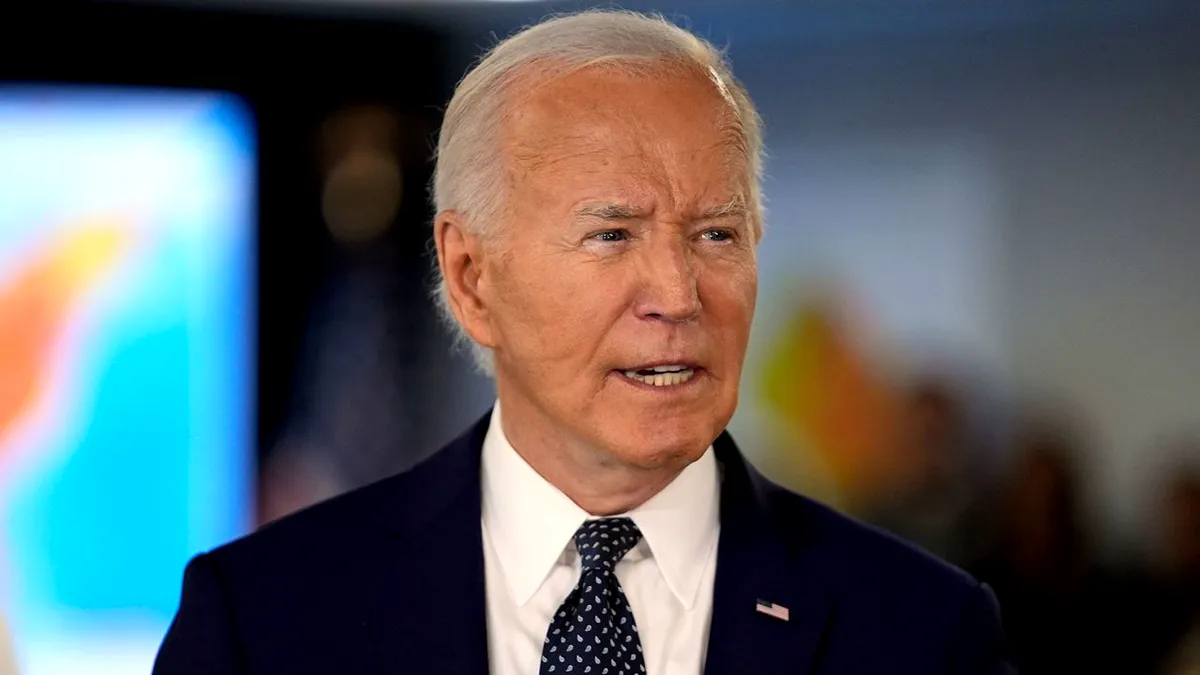 Joe Biden, sub șapca lui Trump (Video)