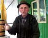 Viața la 102 ani, în munții Buzăului. „Legendarul” Gică Baciu, exemplu de vitalitate, muncește cât e ziua de mare
