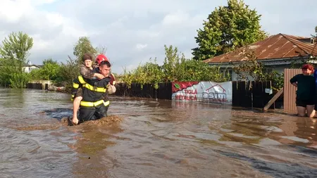 Imagini șocante cu dezastrul din Galați: Localități întregi înghițite de ape, decese și intervenții disperate ale autorităților