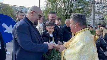 Piedone a împărțit crenguțe de salcie la Pelerinajul de Florii. „Când Dumnezeu mi-a făcut dreptate, oamenii buni m-au îmbrățișat!“