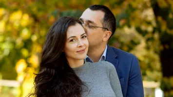 Vlad Voiculescu, acuzat de iubită că agăța femei pe Tinder. Reacția fostului ministru