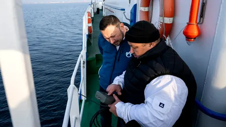 Prelevare de probe din Marea Neagră, după poluarea din Strâmtoarea Kerci. Poate ajunge unda de poluare și pe litoralul românesc?