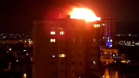 Incendiu violent într-un bloc turn din Constanța. Zeci de pompieri se luptă cu flcările (VIDEO)