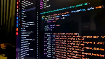 Explozia forței de muncă din domeniul tehnologiei din România: ce alimentează una dintre cele mai rapide rezerve de talente IT din Europa?