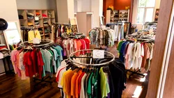 Criza împinge românii spre magazinele second-hand. De ce nu mai merg la mall?