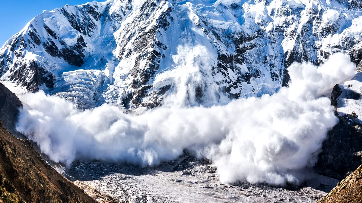 Meteorologii avertizează: risc însemnat de avalanșă la munte