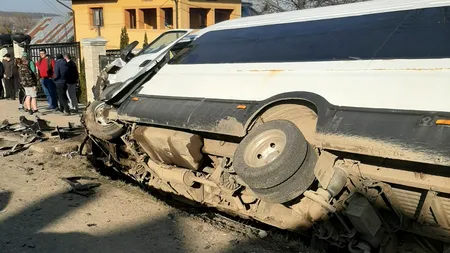 Microbuz cu 21 de pasageri, implicat într-un accident de circulație