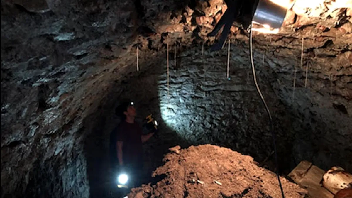 Surpriză istorică la renovarea unei bucătării. Un bărbat a găsit o capsulă a timpului veche de 120 de ani sub podea